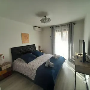 https://apt-splendide-t4-plein-sud-parking-clim-wifi-terrasse.fr-provencehotel.com